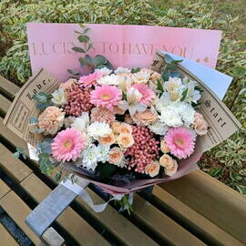 Rozovie mechti  Bol_shoj buket s kustovoj rozoj i gerberami Nachal_nitce , kollege