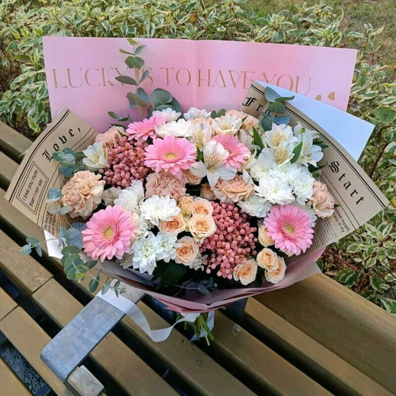 Rozovie mechti  Bol_shoj buket s kustovoj rozoj i gerberami Nachal_nitce , kollege, premium