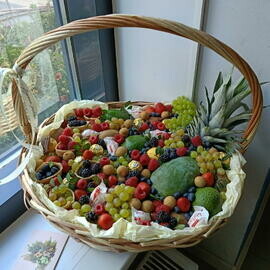 Подарочная корзина фруктов и ягодПодарок на Новый год