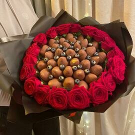 Букет из клубники в шоколаде с розами «Для самой любимой»