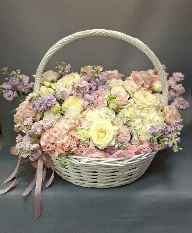 TCvetochnaya korzina s rozami, premium