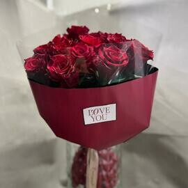 Moej koroleve  Buket s alimi rozami  Krasnaya roza