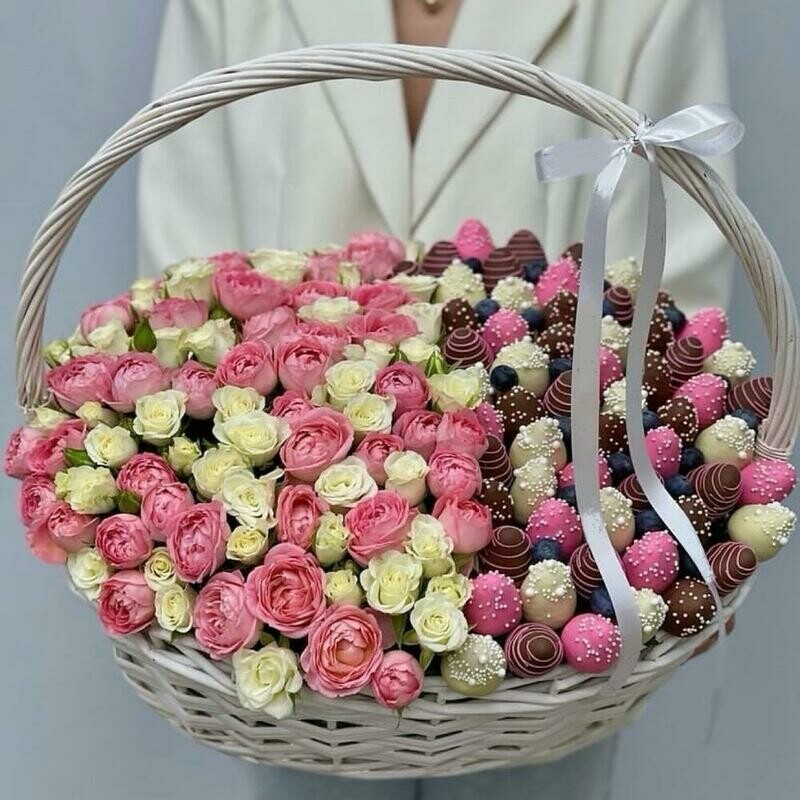 Корзина с цветами и клубникой «Для любимой», премиум