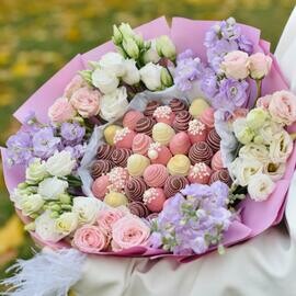 New!Potryasayushij buket iz klubniki v shokolade, kustovoj rozi, mattioli i eustomi