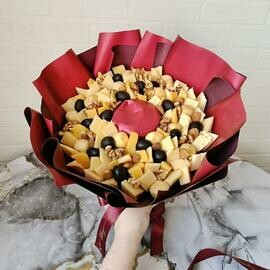 Сырный букет Букет с ассорти сыров , маслин и баночкой мёда Начальнику