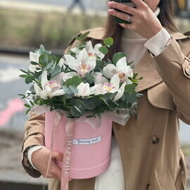 Белая орхидея Шляпная коробка с белой орхидеей и эвкалиптом  Маме