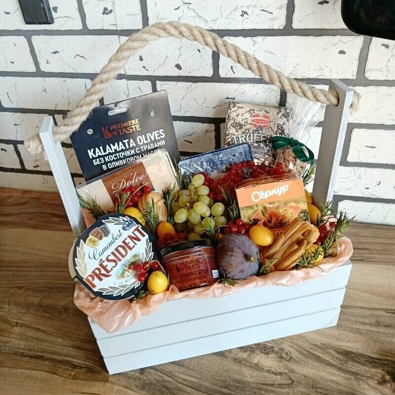 Подарочный набор с сырами и красной икрой  Сырный бокс начальнику, премиум