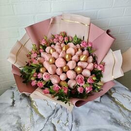 Шикарный букет с клубникой в шоколаде и кустовой розой Ягодный букет Клубничный букет Маме