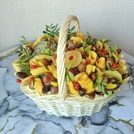 Korzina s suhofruktami konfetami