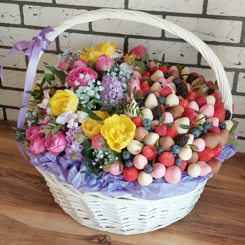 Avtorskaya premial_naya korzina s klubnikoj v shokolade i tcvetami, premium