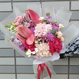 Авторский букет с антуриумом и гортензией Гортензия Антуриум Французская роза Эвкалипт