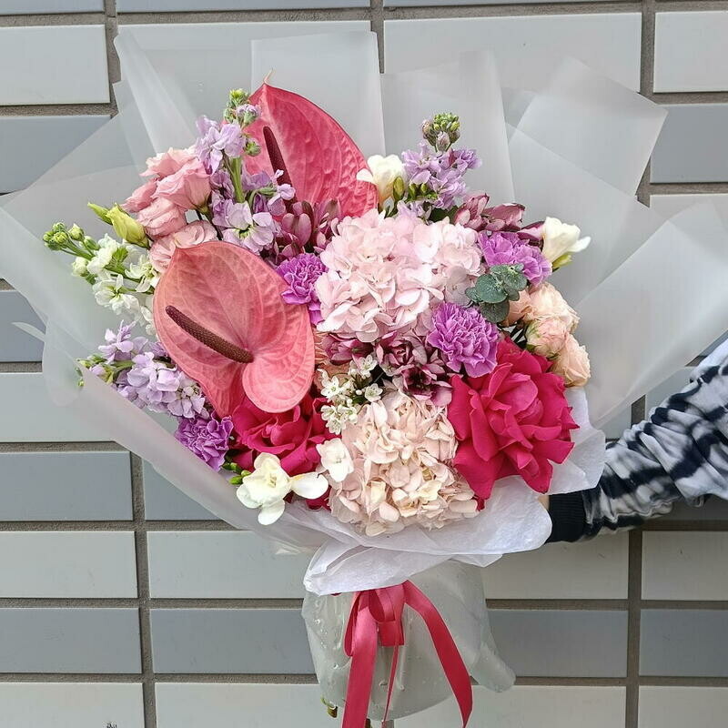 Avtorskij buket s anturiumom i gortenziej Gortenziya Anturium Frantcuzskaya roza Evkalipt, premium