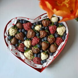 Сердце ( размером L 20-25) . Набор с клубникой в шоколаде и голубикой  Клубника в шоколаде