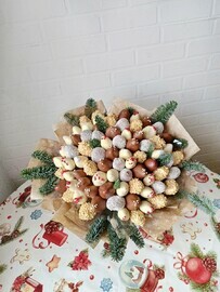 Zimnij buket s klubnikoj v shokolade i nobelisom