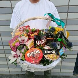 YAkudza Korzina s korejskimi sladostyami i lapshoj  Podarochnaya korzina nachal_niku