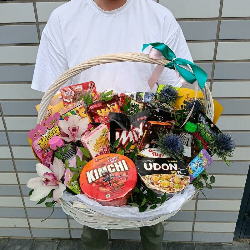 Якудза Корзина с корейскими сладостями и лапшой  Подарочная корзина начальнику, премиум