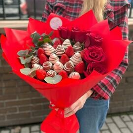 Buket s klubnikoj v shokolade 300 Classic s krasnimi rozami i evkaliptom