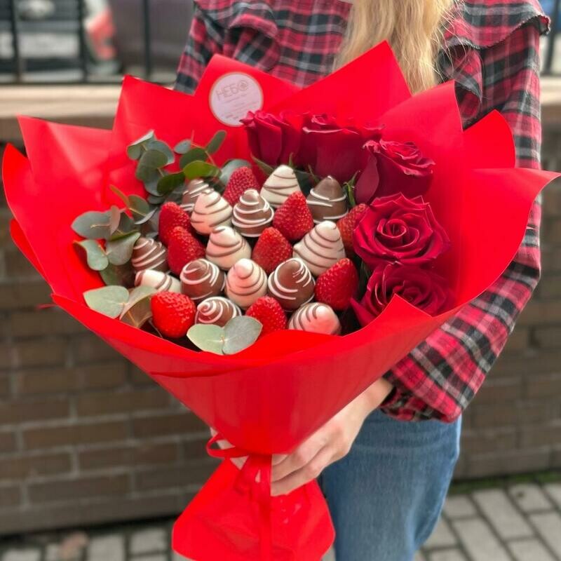 Букет с клубникой в шоколаде 300 Classic с красными розами и эвкалиптом, премиум