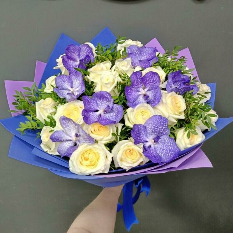 SHikarnij buket s krupnoj pionovidnoj rozoj i orhideej VandaNachal_niku, premium