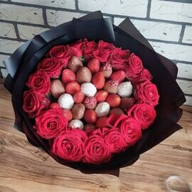 Klubnika v shokolade i krasnie rozi  YAgodnij buket  Buket s klubnikoj v shokolade Mamochke