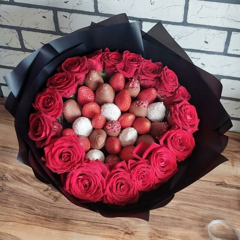 Клубника в шоколаде и красные розы  Ягодный букет  Букет с клубникой в шоколаде Мамочке, премиум