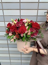 Kompozitciya s rozami i orhideej