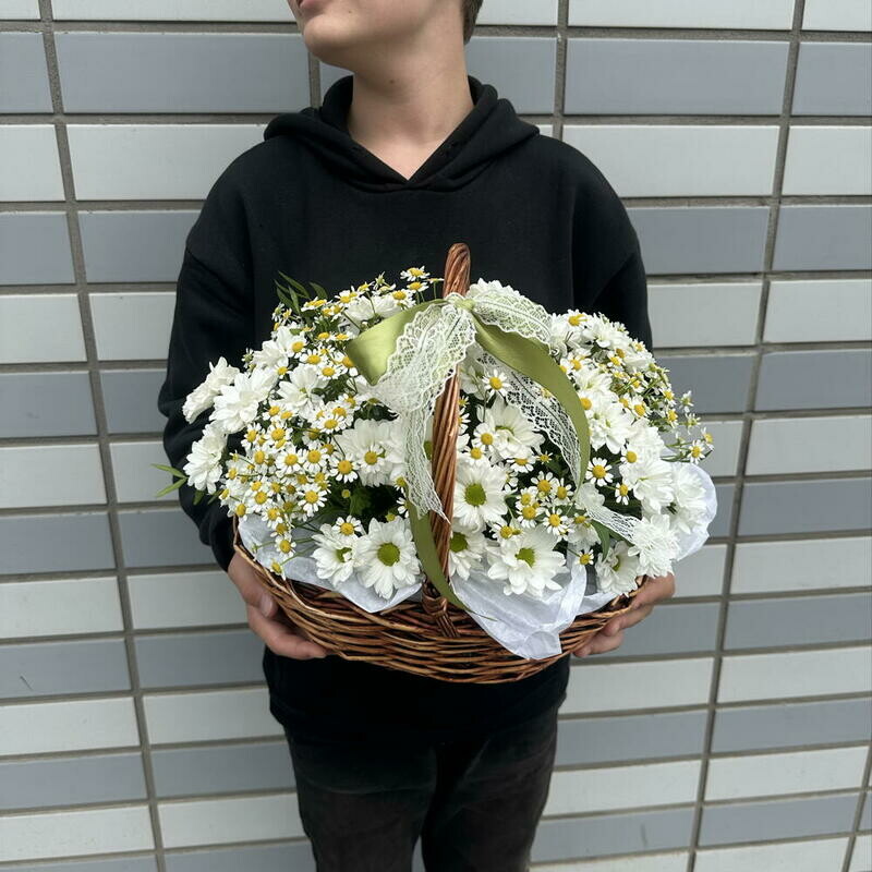 Летний кайфун Корзинка с ромашками и кустовой хризантемой Ромашки Хризантемы, премиум