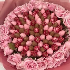Букет из клубники и роз