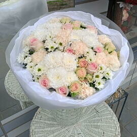 Zefirka Bol_shoj buket s rozovimi rozami i diantusami Rozi