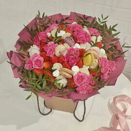 Букет с клубникой в шоколаде, пирожные макаронс и кустовой розой 