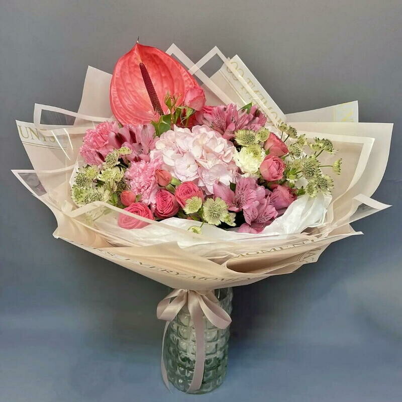 Avtorskij buket s anturiumom Rozovij anturium Gortenziya Kustovaya roza Diantusi, premium