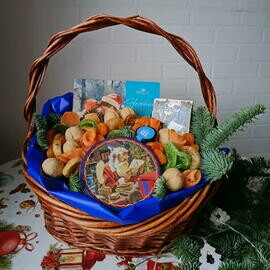 Подарочная корзина с сухофруктами, чаем и сладостями  Новогодняя корзина  Подарок на новый Год
