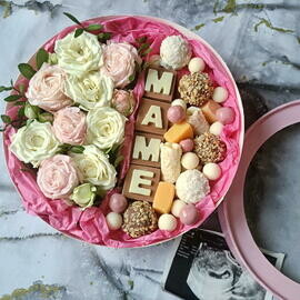 MAME Korobochka s kustovimi rozami i sladostyami i shokoladom ruchnoj raboti Den_ Mami