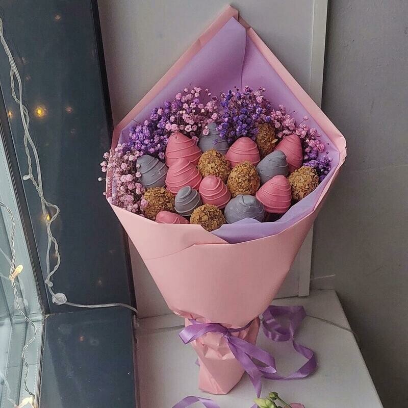 Букет с клубникой в и гипсофилой, стандартный