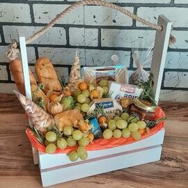 Подарочный набор с сырами, медом , орешками и ягодами  Начальнику