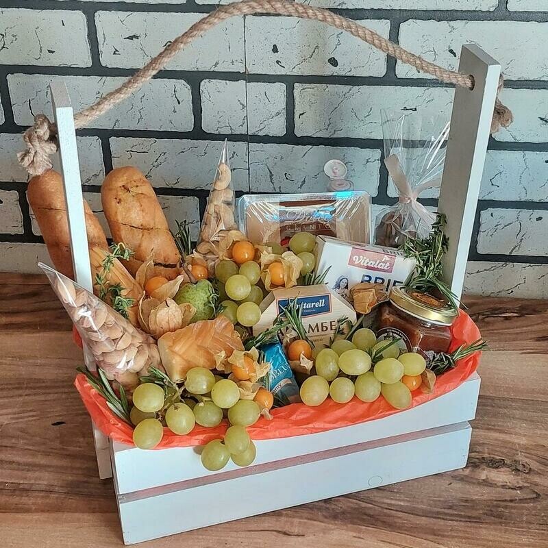 Подарочный набор с сырами, медом , орешками и ягодами  Начальнику, премиум