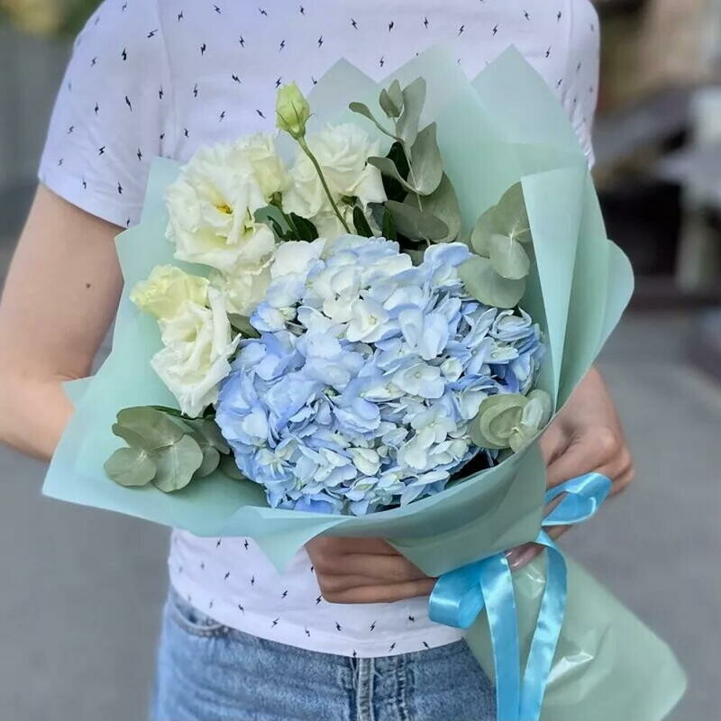 Gortenziya, evkalipt i eustoma Buket s eustomoj i goluboj gortenziej, premium