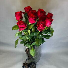 Traurnij buket iz 10 krasnih roz  Rozi na pohoroni Pohoronnij buket