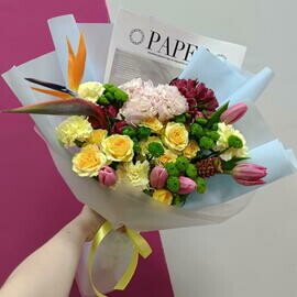 Dofaminovij premium buket so strelitciej , matioloj , gortenziej, kustovoj rozoj i nartcissami