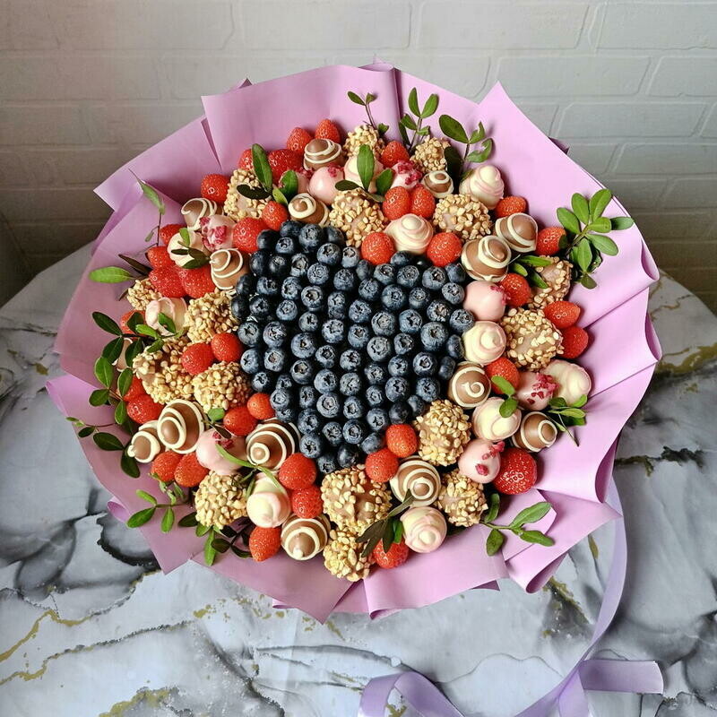 Moe Serdtce Buket s klubnikoj v shokolade i golubikoj  Mame, premium