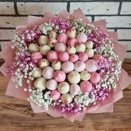 Konfetka  Buket s klubnikoj v shokolade i raduzhnoj gipsofiloj Klubnika v shokolade dlya Mami