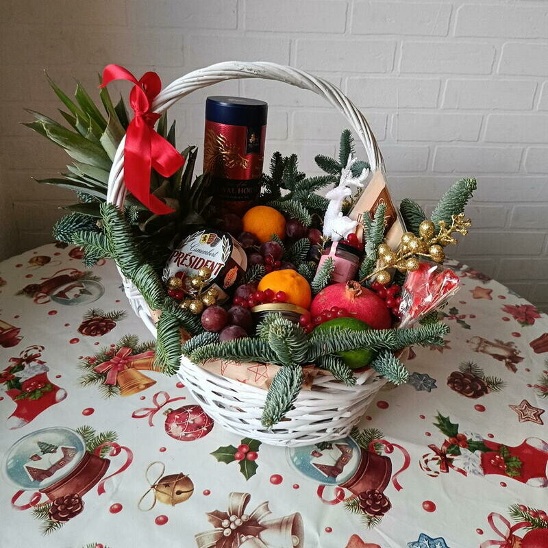 Podarochnaya korzina s fruktami , sirami ,chaem i krasnoj ikroj Zimnij buket Fruktovaya korzina, premium