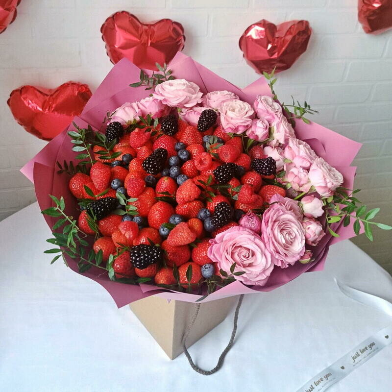 YAgodnaya polyanka  Klubnichnij buket s kustovoj rozoj YAgodnij buket, premium