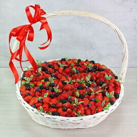 SHikarnaya premial_naya yagodnaya korzina  YAgodnij buket Klubnika Golubika
