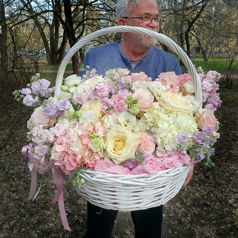 Premial_naya korzina s gortenziyami, pionami i pionovidnoj rozoj, premium