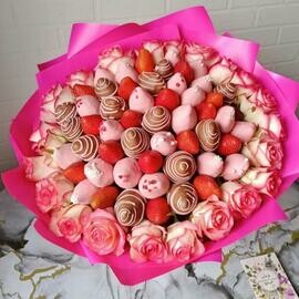 Букет с клубникой в шоколаде и розовыми розами Ягодный букет Клубника в шоколаде Маме