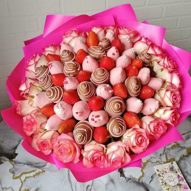 Букет с клубникой в шоколаде и розовыми розами Ягодный букет Клубника в шоколаде Маме, премиум