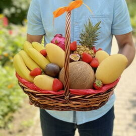 Privet iz Taya  Fruktovaya korzina s ekzoticheskimi fruktami i yagodami Tajskoe mango Ananas