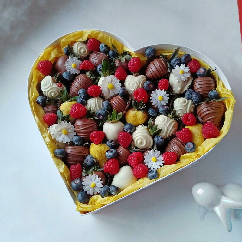 Сердце L с клубникой в шоколаде и съедобными ромашками  , премиум