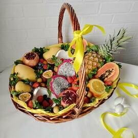 Ekzotik BOOM  Fruktovaya premial_naya korzina s ekzoticheskimi fruktami i yagodami